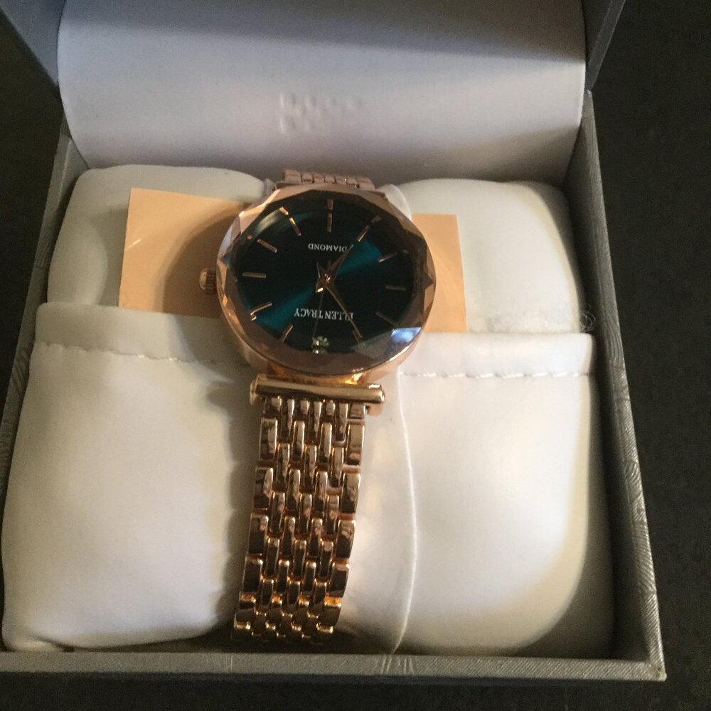 Ellen Tracy gold tone watch excellent condition as I bought it and is to big